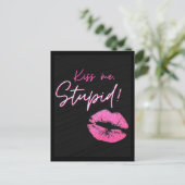 Schwarz und Rosa Zitat mit Kuss - Kuss mich, dumm! Postkarte (Stehend Vorderseite)