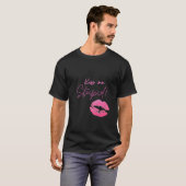 Schwarz und Rosa Zitat mit Kuss - Kuss mich, dumm! T-Shirt (Vorne ganz)