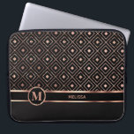 Schwarz und Rose Gold im Diamantenmuster Laptopschutzhülle<br><div class="desc">Laptop Sleeve in einem Imitat metallische Rose Gold und schwarz geometrische Muster Design bereit für Sie personalisieren mit Ihrem Monogramm - ⭐ Dieses Produkt ist 100% individuell anpassbar. Grafik und/oder Text können hinzugefügt, gelöscht, verschoben, verändert, verändert, gedreht usw. werden.(nur durch Klicken auf den Bereich "EDIT DESIGN") ⭐ 99% meiner Designs...</div>