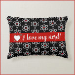 Schwarz und Rot I Liebe Mein Nerd Science Atom Pil Dekokissen<br><div class="desc">Kissen mit schwarzem Akzent mit Bild des Atoms. Banner,  dass Staaten ich LIEBE MEIN NERD! Cooles Geschenk für den Naturwissenschaftsliebhaber in Ihrem Leben!</div>