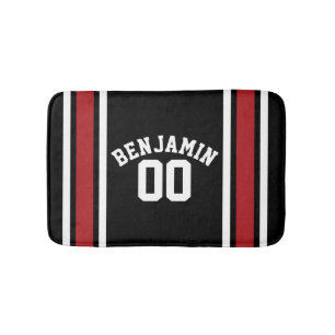 Schwarz und Rot trägt Jersey-Name-Zahl zur Schau Badematte