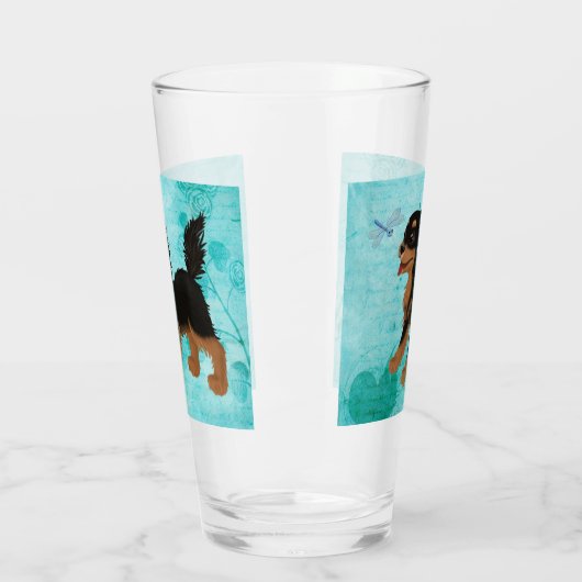 Schwarz und Tan Cavalier Spaniel mit Drachenfliege Glas (Links)