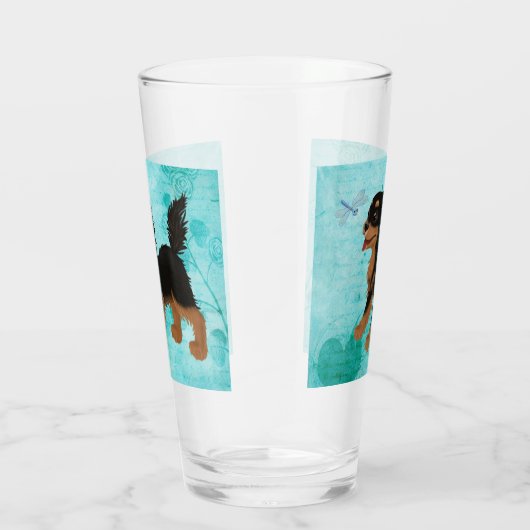 Schwarz und Tan Cavalier Spaniel mit Drachenfliege Glas (Rechts)