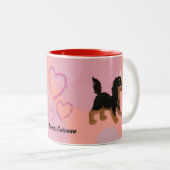 Schwarz und Tan Cavalier Spaniel und Dragonfly Zweifarbige Tasse (VorderseiteRechts)