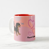 Schwarz und Tan Cavalier Spaniel und Dragonfly Zweifarbige Tasse (Vorderseite Links)