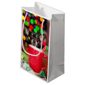 Schwarz und tan Chihuahua Weihnachten Kleine Geschenktüte (Rückseite Schrägansicht)