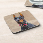 Schwarz und Tan Doberman Pinscher im Jewelkragen Getränkeuntersetzer (Linke Seite)