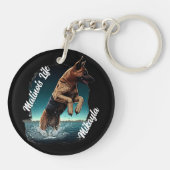 Schwarz und Tan Malinois im Wasser Schlüsselanhänger (Rückseite)