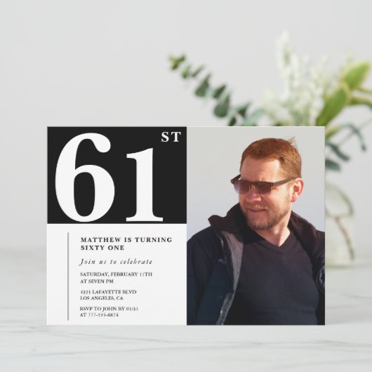 Schwarz und Weiß 61. Geburtstag Einladungen Foto (Stehend Vorderseite)