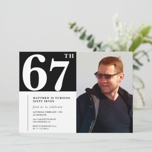 Schwarz und Weiß 67. Geburtstag Einladungen Foto (Stehend Vorderseite)