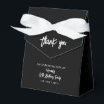 Schwarz und Weiß | 80. Geburtstagsparty Danke Geschenkschachtel<br><div class="desc">Vielen Dank an Ihre Gäste mit dieser personalisierten Geburtstagsfeier Gunst Box. Dieses Design zeichnet sich durch schicke Pinselschrift "Danke" "Ihr Name ist die 80. Geburtstagsparty. Diese Sondervorschau fügt Ihren Feierlichkeiten eine persönliche Touch hinzu. Passende Einladungen und Party-Vorräte sind in meinem Shop BaraBomDesign erhältlich.</div>