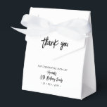 Schwarz und Weiß | 80. Geburtstagsparty Danke Geschenkschachtel<br><div class="desc">Vielen Dank an Ihre Gäste mit dieser personalisierten Geburtstagsfeier Gunst Box. Dieses Design zeichnet sich durch schicke Pinselschrift "Danke" "Ihr Name ist die 80. Geburtstagsparty. Diese Sondervorschau fügt Ihren Feierlichkeiten eine persönliche Touch hinzu. Passende Einladungen und Party-Vorräte sind in meinem Shop BaraBomDesign erhältlich.</div>