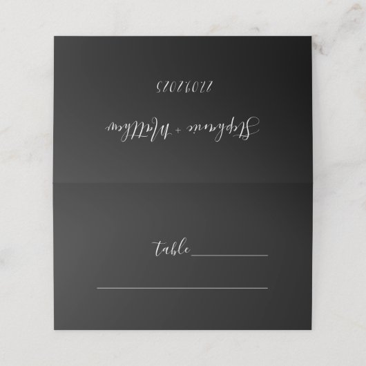 Schwarz und Weiß Elegant Einfache Minimalistische  Platzkarte (Außenseite Aufgefaltet)
