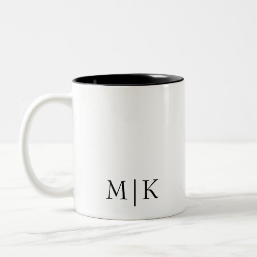 Schwarz und Weiß | Modernes Monogramm Zweifarbige Tasse (Links)