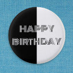 Schwarz und Weiß Op Cool Stilvolles Happy Birthday Button<br><div class="desc">Dieses Abzeichen mit schwarz-weißer Taste zeigt einen "Happy Birthday"-Gruß im Op Art Stil. Das einfache monochrome Design und die Retro-Typografie schaffen einen auffälligen minimalistischen Look.</div>