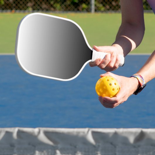 Schwarz und Weiß Pickleball Schläger (InSitu)