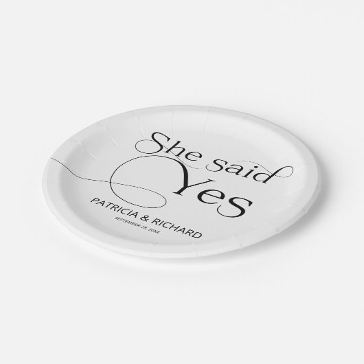 Schwarz und Weiß sagte sie Ja-Engagement-Partei Pappteller (Schrägansicht)