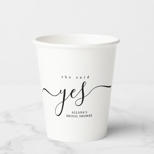 Schwarz und Weiß sie sagte ja Brautparty Pappbecher (Vorderseite)