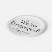 Schwarz und Weiß Wir sind Verlobte Engagement-Part Pappteller (Schrägansicht)