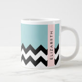 Schwarz und Weiß Zigzag, Zickzack, Blau, Ihr Name Jumbo-Tasse (Rechts)