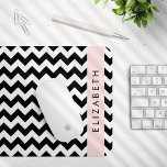 Schwarz und Weiß Zigzag, Zickzack Muster, Ihr Name Mousepad<br><div class="desc">Elegantes,  stilvolles und raffiniertes Zickzackmuster (Zickzack) in Schwarz/Weiß. Modernes und trendiges Geschenk,  perfekt für den Zickzack Liebhaber in Ihrem Leben. Personalisieren Sie diese durch Hinzufügen von Namen,  Spitznamen,  Monogramm oder Initialen.</div>