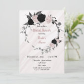 Schwarz-Weich-Rosa-Blumenkranz-Brautparty Einladung (Stehend Vorderseite)