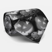 SCHWARZ/WEISES FOTO DER KRAWATTE DER KÜRBISLATERNE (Gerollt)