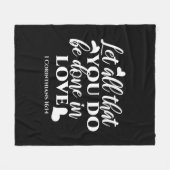 Schwarz & Weiß 1 Korinther 16:14 Bibelverse Fleecedecke (Vorderseite (Horizontal))