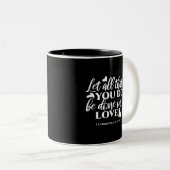 Schwarz & Weiß 1 Korinther 16:14 Bibelverse Kunst Zweifarbige Tasse (VorderseiteRechts)