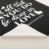 Schwarz & Weiß 1 Korinther 16:14 Bibelverse Sherpadecke (3/4)