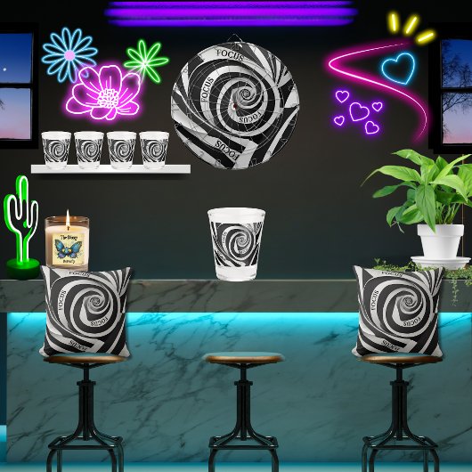 Schwarz-Weiß-3D-SpiralIllusion Fokus Schnapsglas