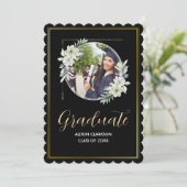 Schwarz-Weiß-Abschluss 2025 Foto Party Einladung (Stehend Vorderseite)