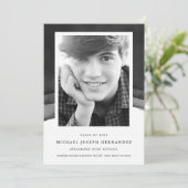Schwarz-Weiß-Abschluss-Foto Einladung (Stehend Vorderseite)