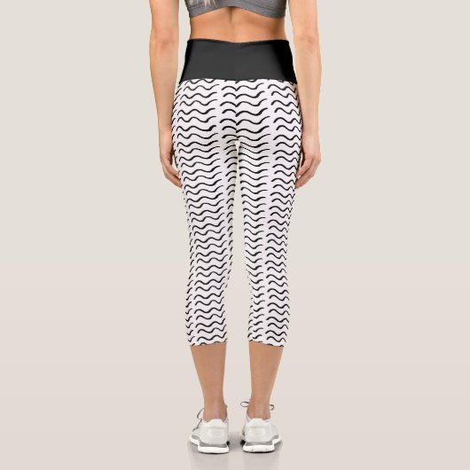 Schwarz/Weiß Abstrakt Wave Muster Capri Leggings (Rückseite)