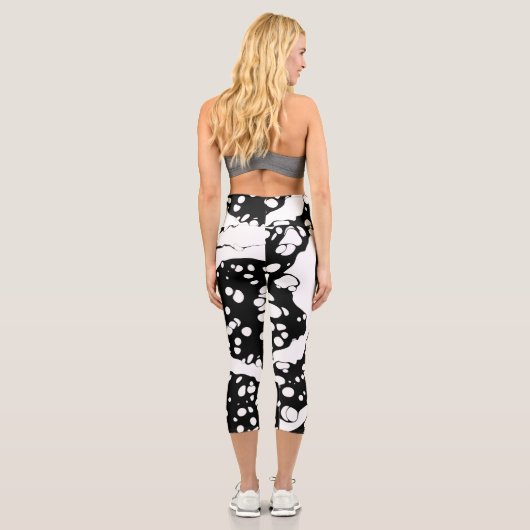 Schwarz-Weiß-Abstraktion Capri Leggings (Rückseite)