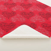 Schwarz-Weiß-Alternativherz-Linien auf Rot Sherpadecke (3/4)