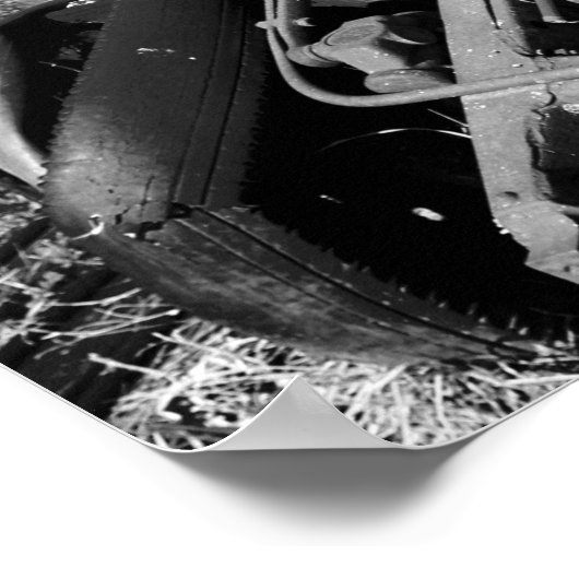 Schwarz-Weiß-Altschrott-Auto auf der Straßenseite Poster (Ecke)