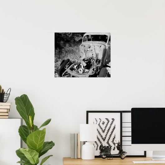 Schwarz-Weiß-Altschrott-Auto auf der Straßenseite Poster (Heimbüro)