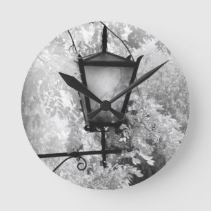 Schwarz-Weiß-Ansicht einer Leuchte Runde Wanduhr