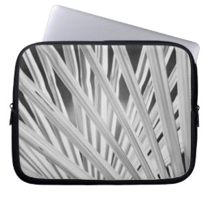 Schwarz-Weiß-Ansicht von Palmenblättern Laptopschutzhülle
