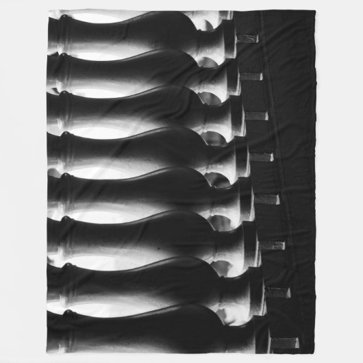 Schwarz-Weiß-Architektur Fleecedecke (Vorderseite)