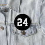 Schwarz-Weiß-Athleten-Jersey-Nummer Button<br><div class="desc">Freuen Sie sich auf Ihr Lieblings-Sportteam, Ihren Fußballspieler oder zeigen Sie einfach Ihren Schulstolz mit einem personalisierten Spirituosenknopf! Personalisieren Sie Ihre Daten mit der Jerseynummer eines Spielers oder einem anderen benutzerdefinierten Text. Ideal für Fußball, Basketball, Baseball und Fußball! Erstellen Sie individuelle Buttone für das ganze Team, Cheerleader, Eltern und Geschwister,...</div>