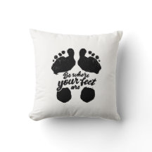 Schwarz-Weiß-Aufdruck "Sei, wo deine Füße sind"