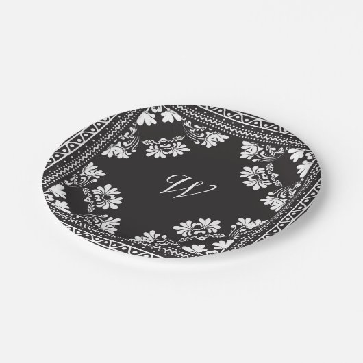 Schwarz-Weiß-Bandana mit Monogramm Pappteller (Schrägansicht)