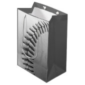 Schwarz-Weiß-Baseball Mittlere Geschenktüte (Vorderseite Schrägansicht)