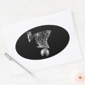 Schwarz-Weiß-Basketball Ovaler Aufkleber (Umschlag)