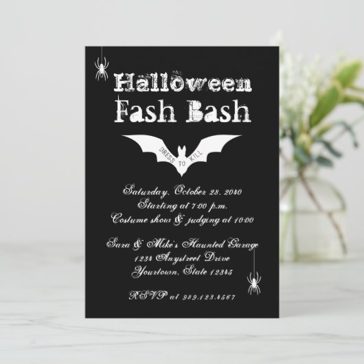 Schwarz-Weiß Bat Chic Crazy Halloween-Party Einladung (Stehend Vorderseite)