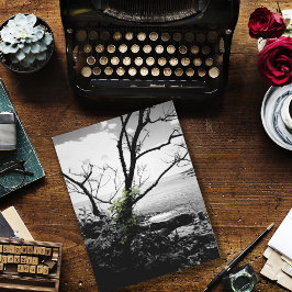 Schwarz-Weiß-Baum mit grünen Reben Postkarte