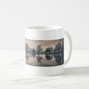 Schwarz-Weiß-Bäume im See Kaffeetasse