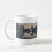Schwarz-Weiß-Bäume im See Kaffeetasse (Links)